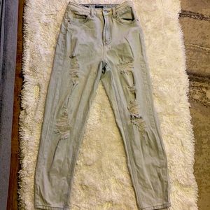 Super cute white light blue jeans with rips!! Hope you like it boo🤍